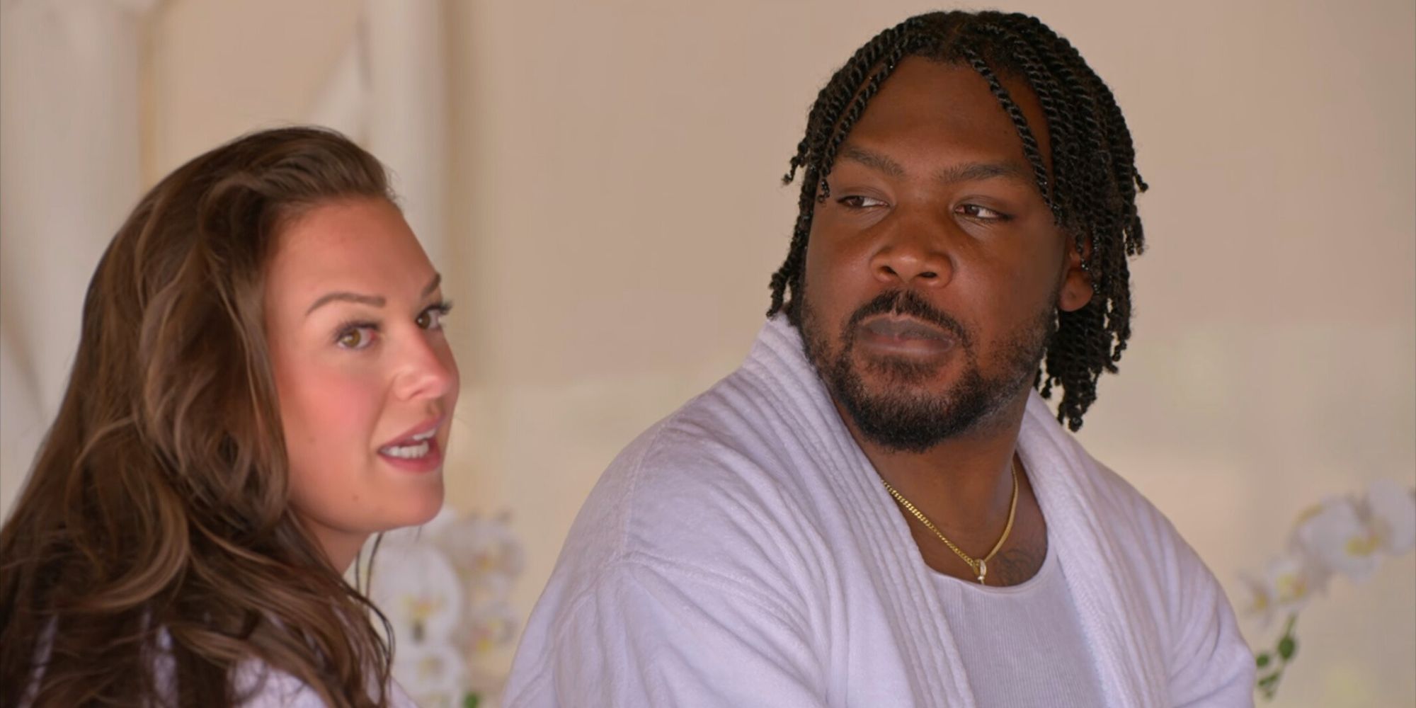 Brittany y Kenny Love Is Blind temporada 6 vestidos de blanco hablando entre ellos después de recibir masajes