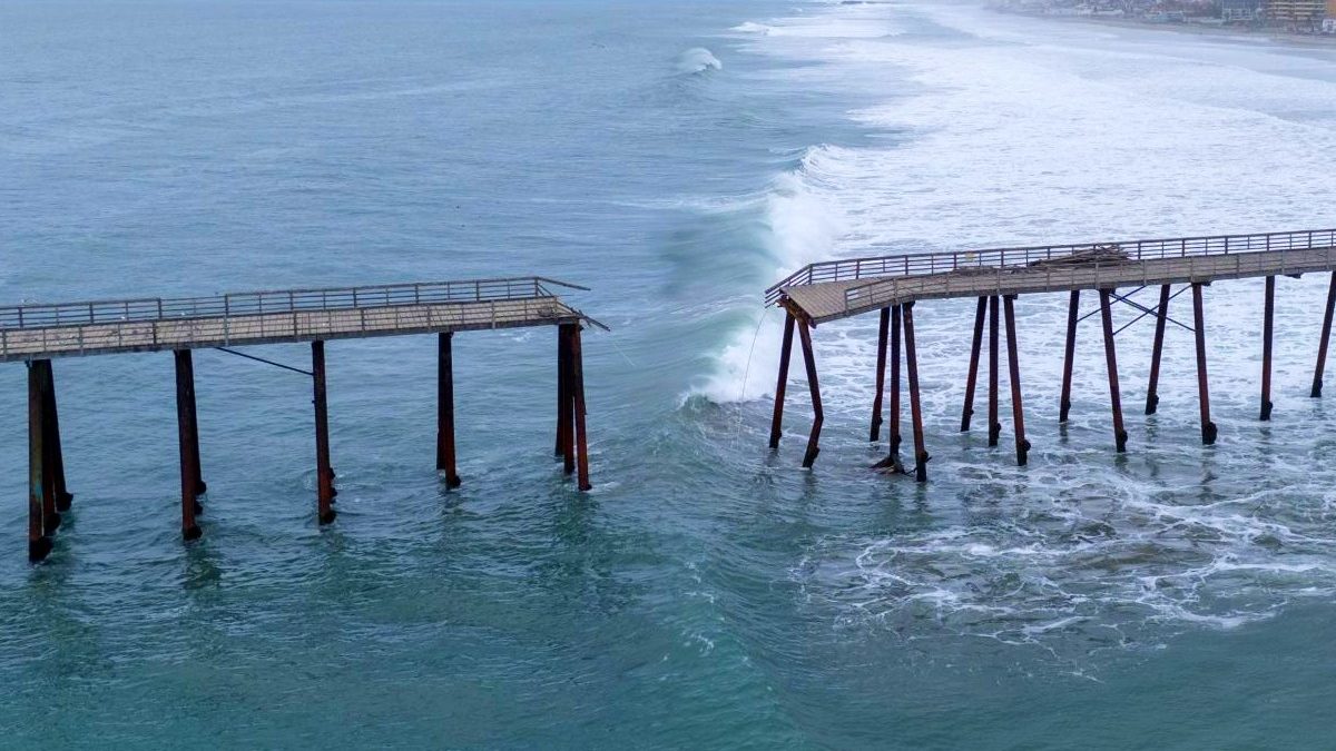 Olas gigantes destrozan muelle en Rosarito, Baja California