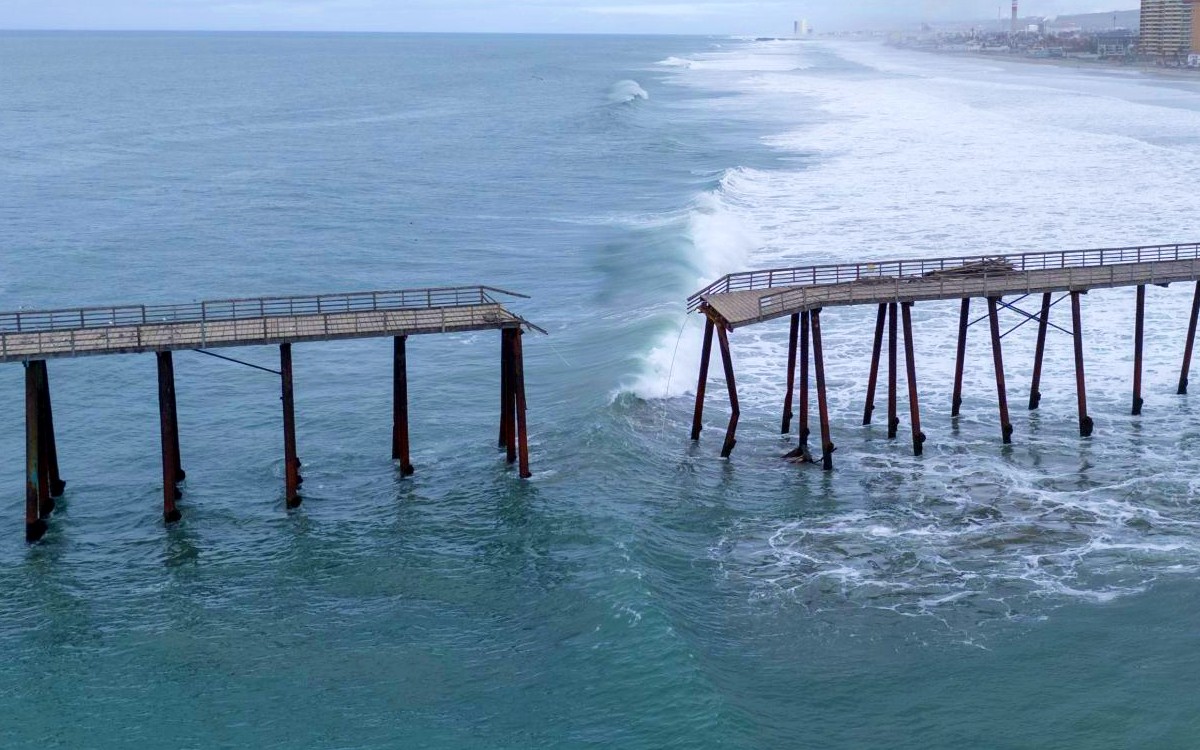 Olas gigantes destrozan muelle en Rosarito, Baja California