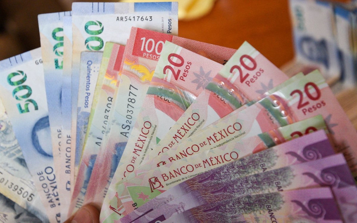 Peso mexicano cae tras datos de inflación y PIB