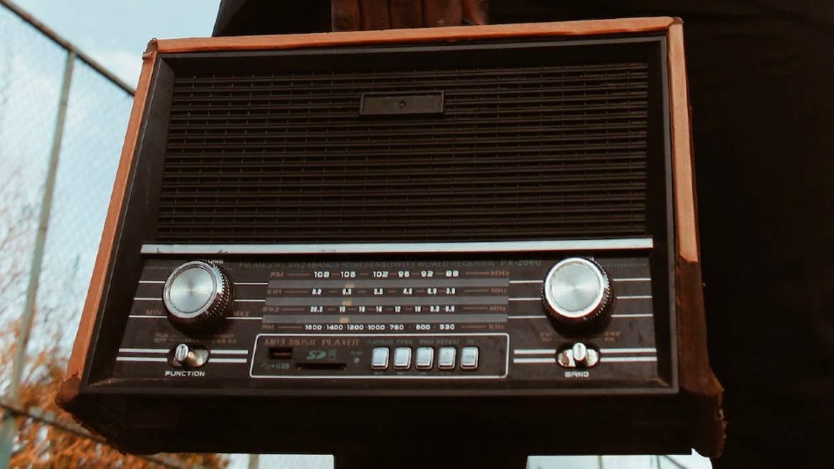 Plumas de la serpiente: Resonancia indígena en las ondas de la radio