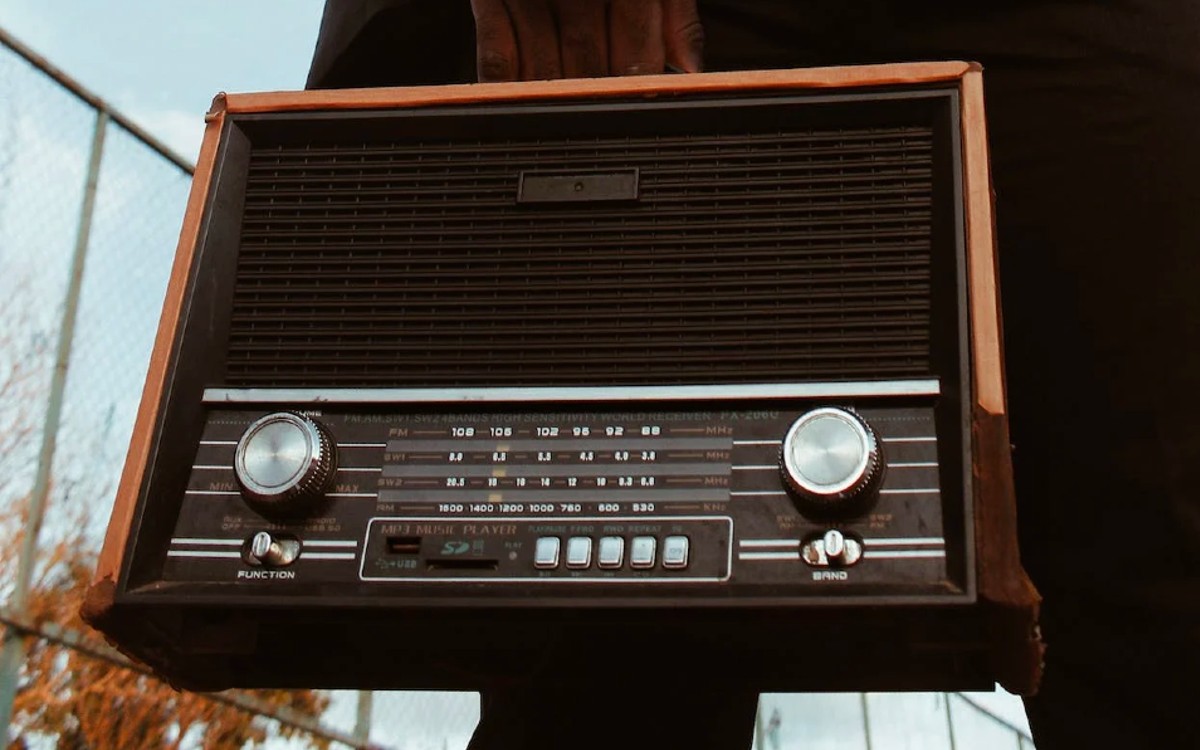 Plumas de la serpiente: Resonancia indígena en las ondas de la radio