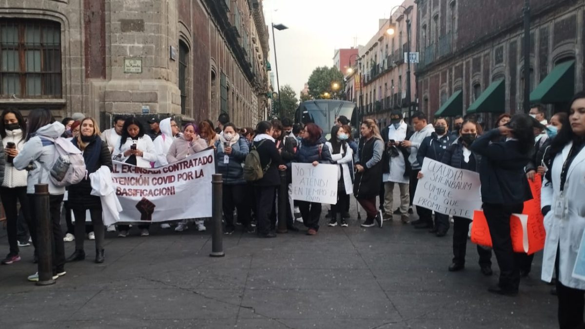 Protesta personal de salud por falta de base, exigen cumplir promesa de AMLO