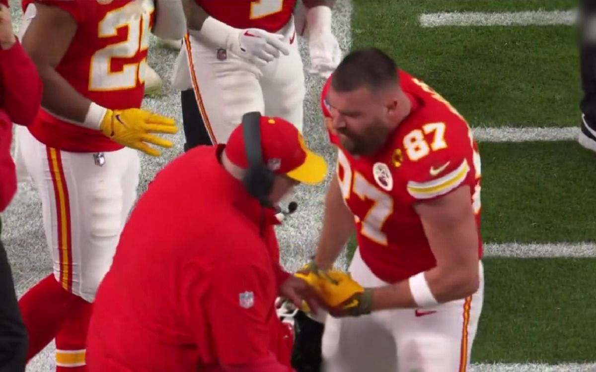 Travis Kelce admite que fue ‘inaceptable’ empujar a Andy Reid en el Super Bowl y recibe regaño de su hermano | Video