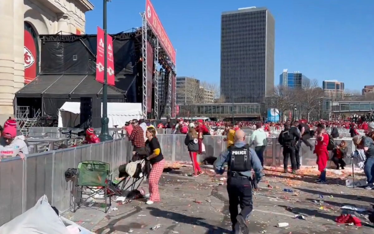 Un muerto y 22 heridos deja tiroteo durante el desfile de los campeones del Super Bowl | Imágenes