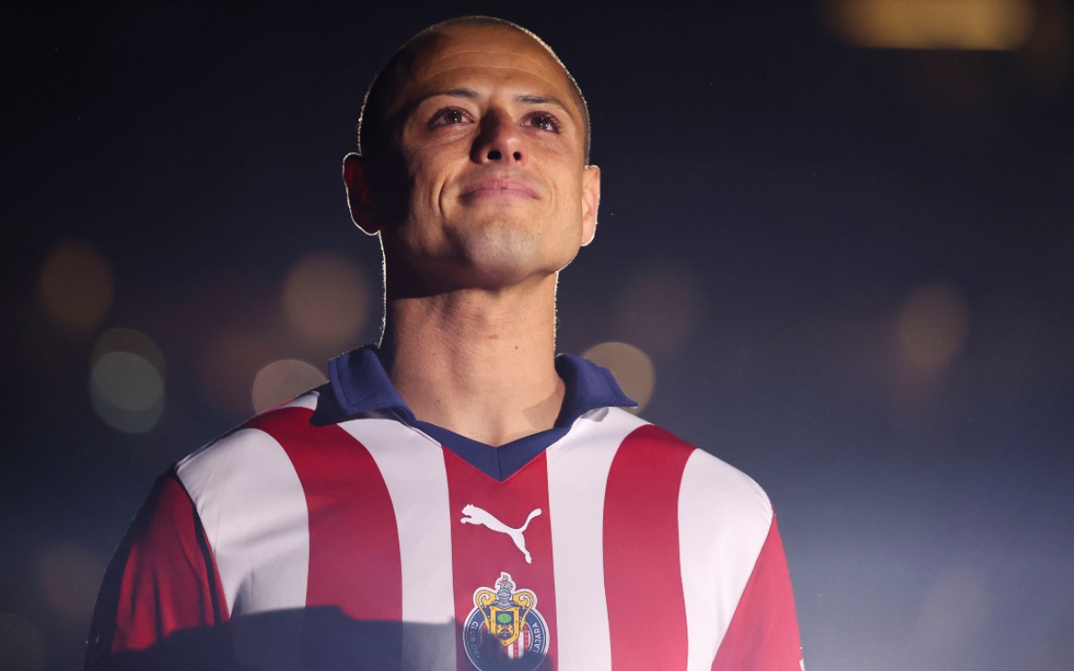 Videos | Ancelotti y Ferguson alientan a Chicharito tras su arribo a Chivas