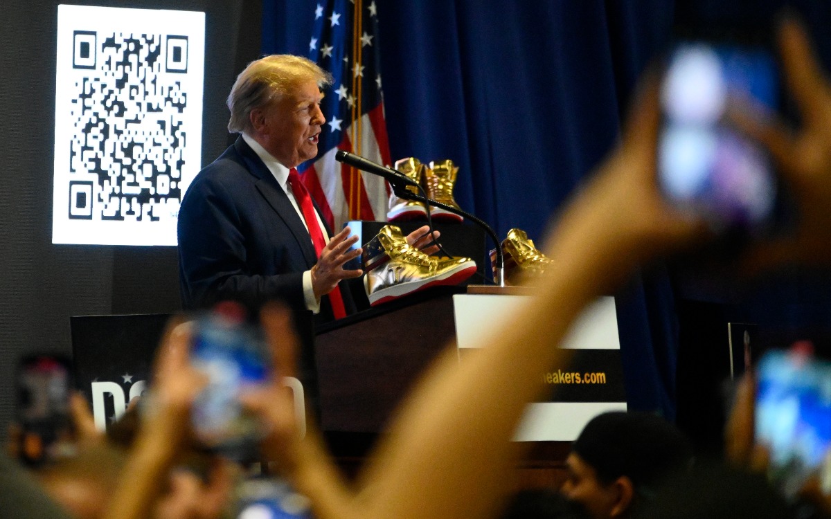 Y ahora... Trump presenta su nueva marca de tenis | Video