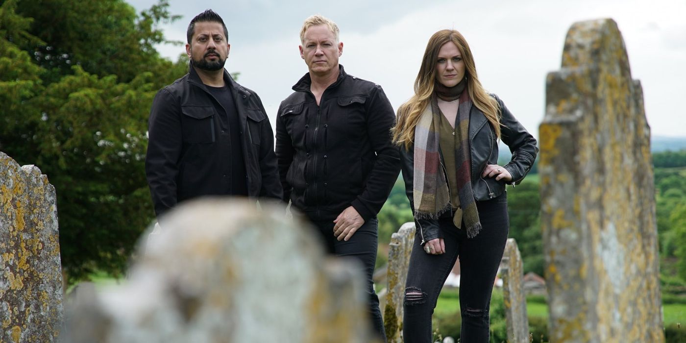 ¡Ayuda!  Elenco de My House Is Haunted de pie en el cementerio