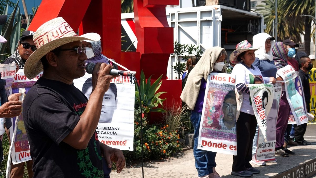 Activistas de Ayotzinapa advierten a AMLO que intensificarán sus protestas si no hay diálogo