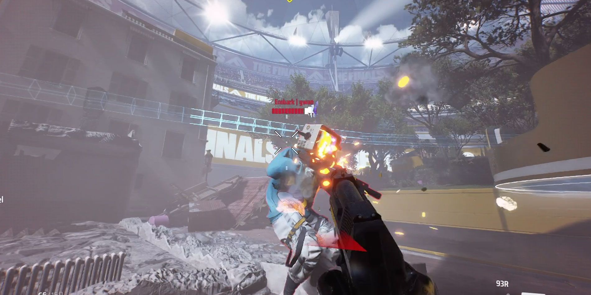 La final disparando al enemigo con una pistola.