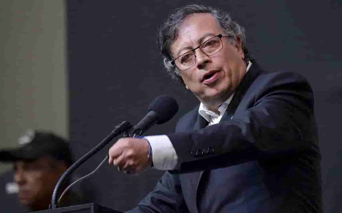 Petro suspende reunión de gabinete con Ecuador por violación de embajada mexicana en Quito