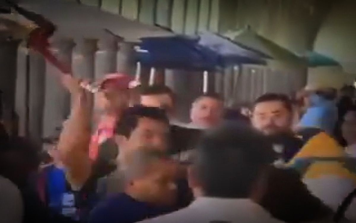 Comensal agrede a músico por pedirle cooperación para las canciones