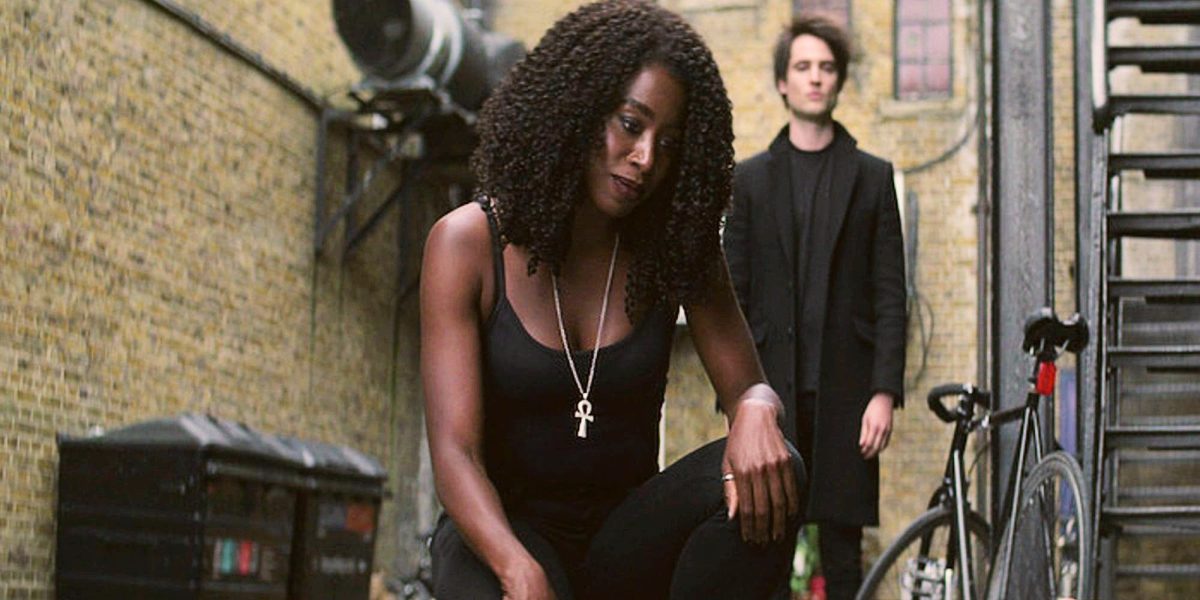 Cómo Neil Gaiman cambió la temporada 2 de Sandman después de los comentarios de los fanáticos detallados por el actor de la muerte