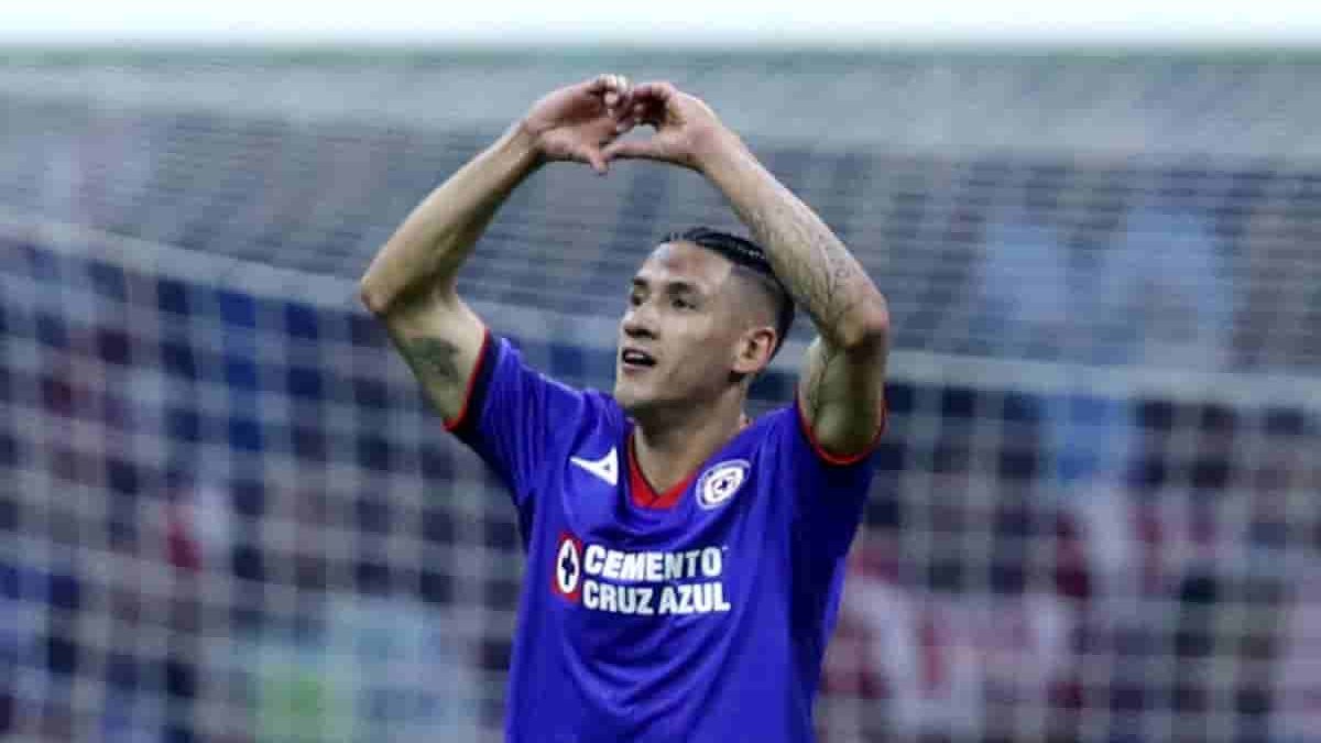 Cruz Azul golea 3-0 a Chivas y es líder