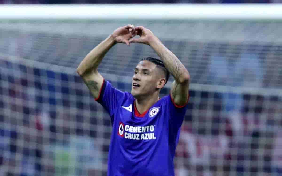 Cruz Azul golea 3-0 a Chivas y es líder