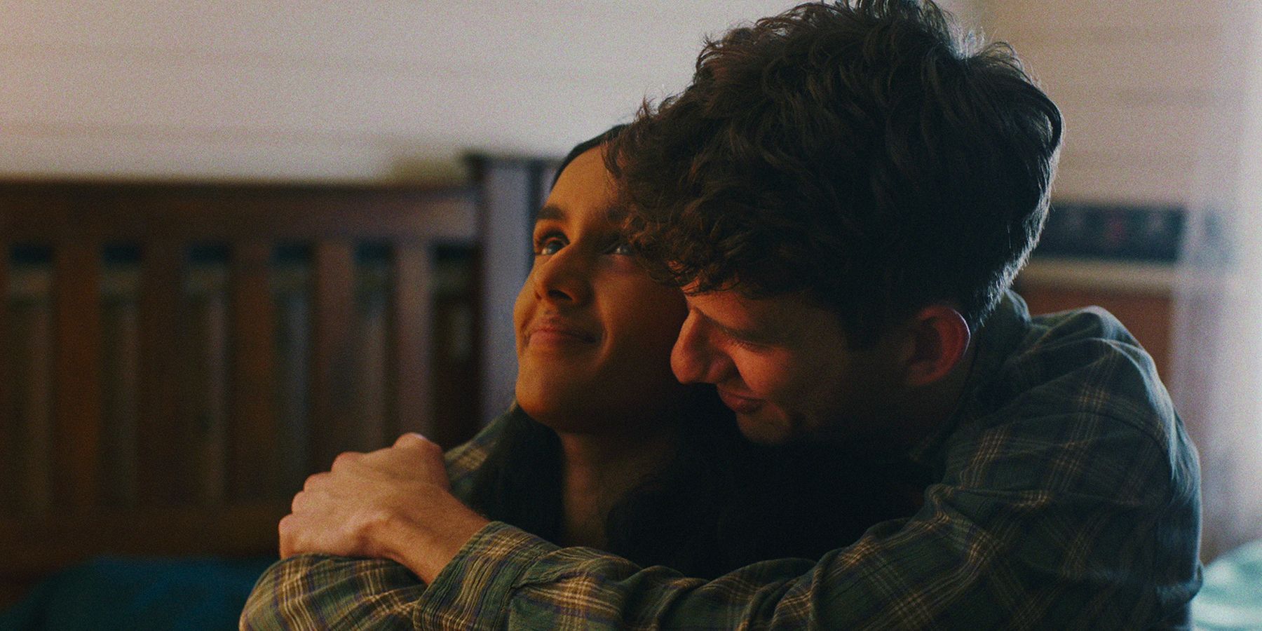 Louis abrazando a Irene en Birdeater.