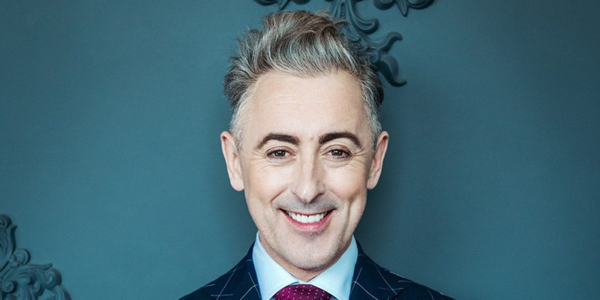 El presentador de The Traitors, Alan Cumming, revela si los concursantes durmieron en el castillo