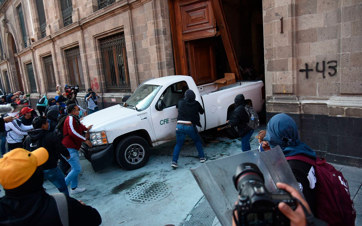 INAH estima en 700 mil pesos la reparación de puerta de Palacio Nacional