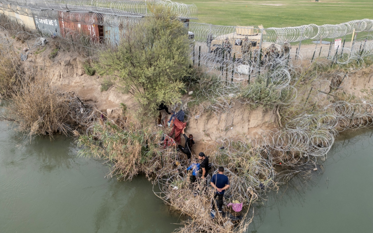 Juez detiene ley de Texas que autoriza a policías a expulsar migrantes