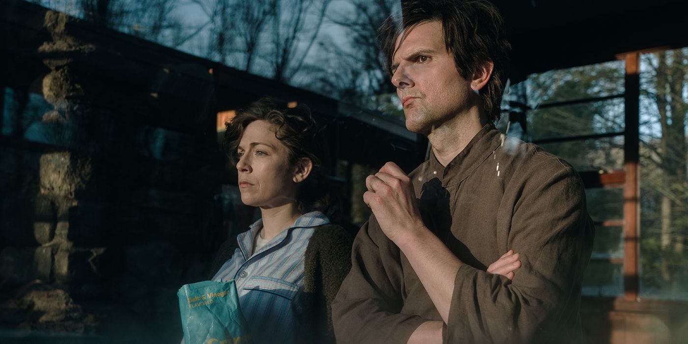 La foto del set de la temporada 2 de Severance muestra a Adam Scott huyendo mientras la filmación finalmente se actualiza