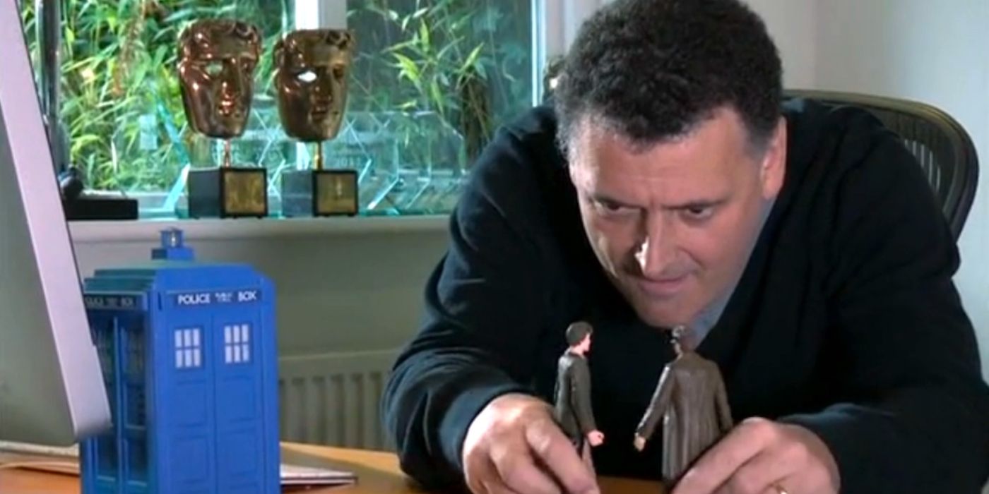 Steven Moffatt jugando con dos figuras de acción de Doctor Who en The Five (ish) Doctors Reboot