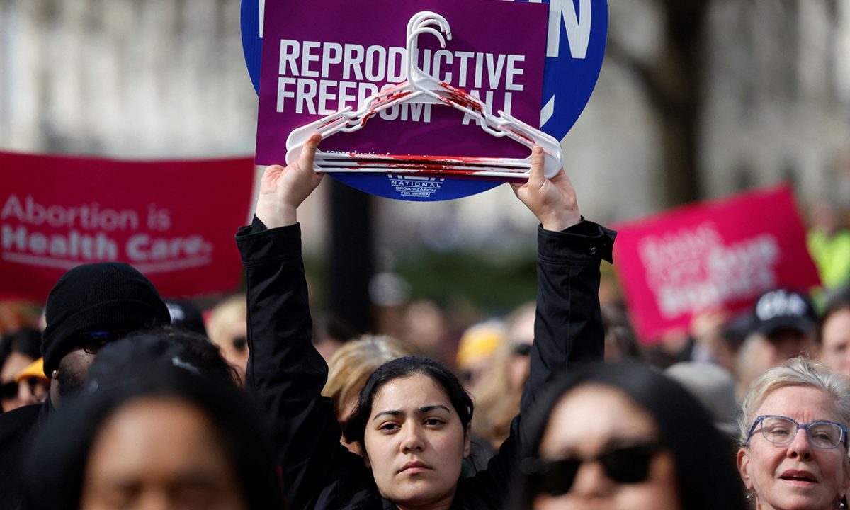 Manifestantes claman contra restricción de píldora abortiva ante Supremo de EU