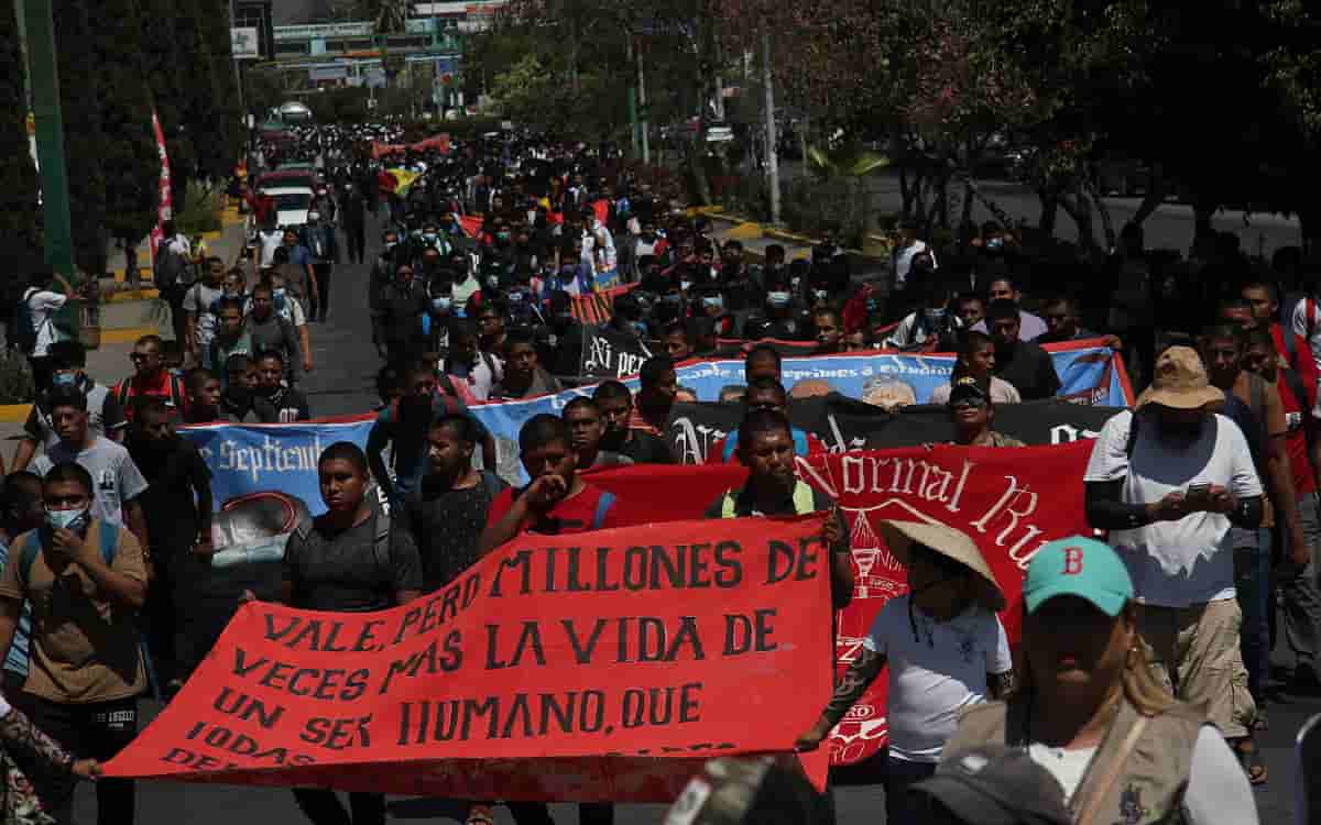 Marchan en Chilpancingo para exigir justicia por el asesinato de normalista Yanqui Kothan