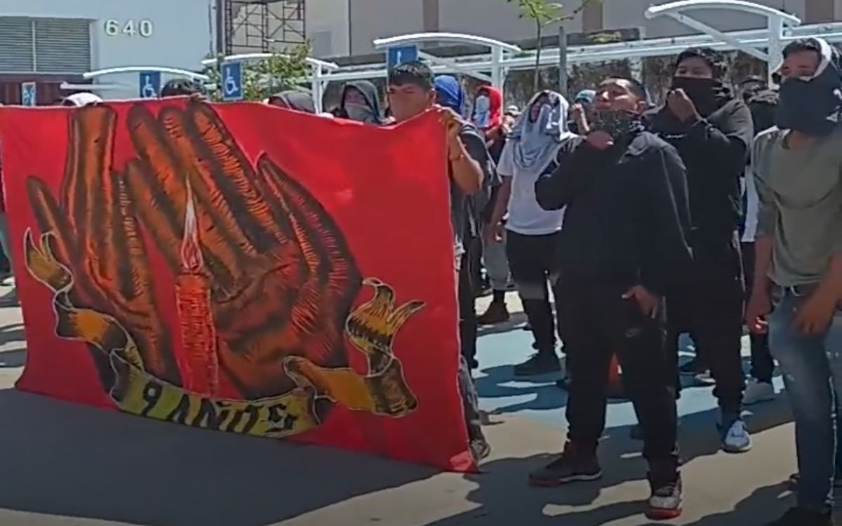 Normalistas de Ayotzinapa convocan a megamarcha este sábado