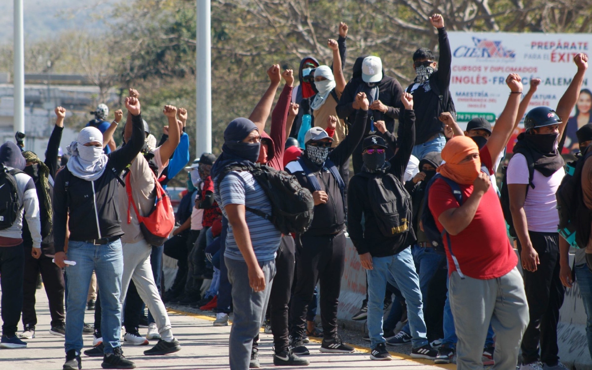 Normalistas protestan ante Fiscalía de Guerrero, tras fuga de policía