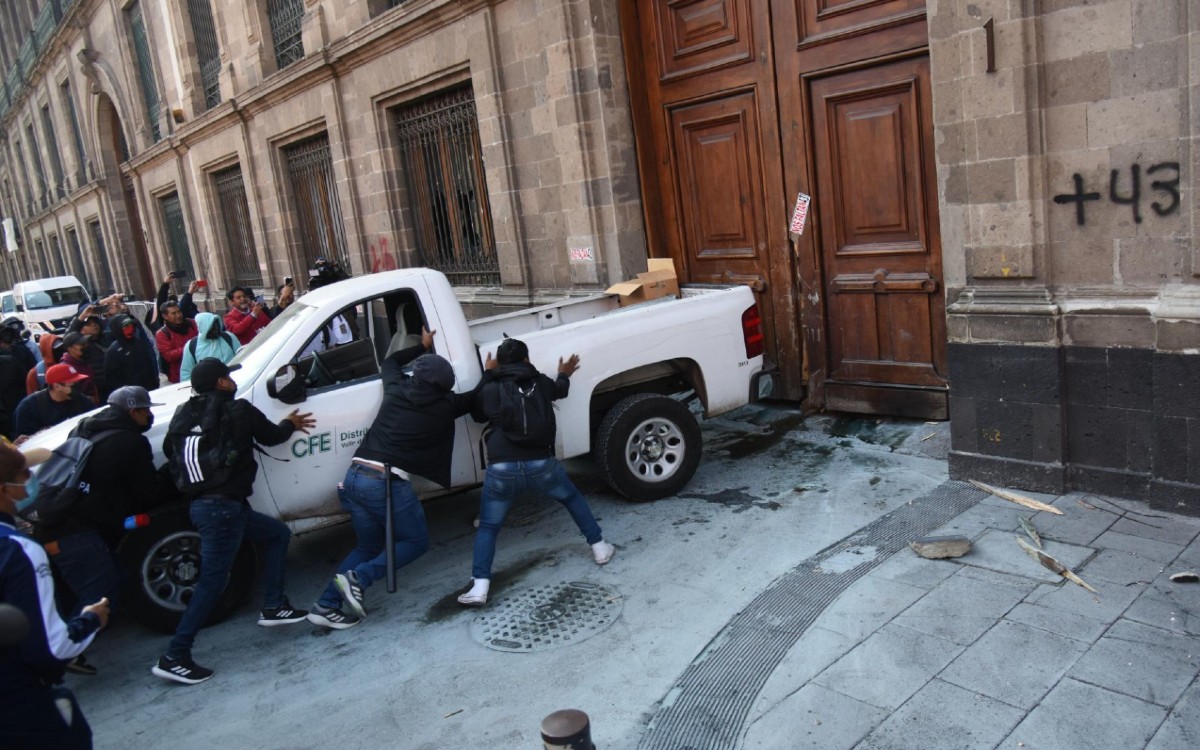 Normalistas y simpatizantes de Ayotzinapa tiran puerta de Palacio Nacional | Videos