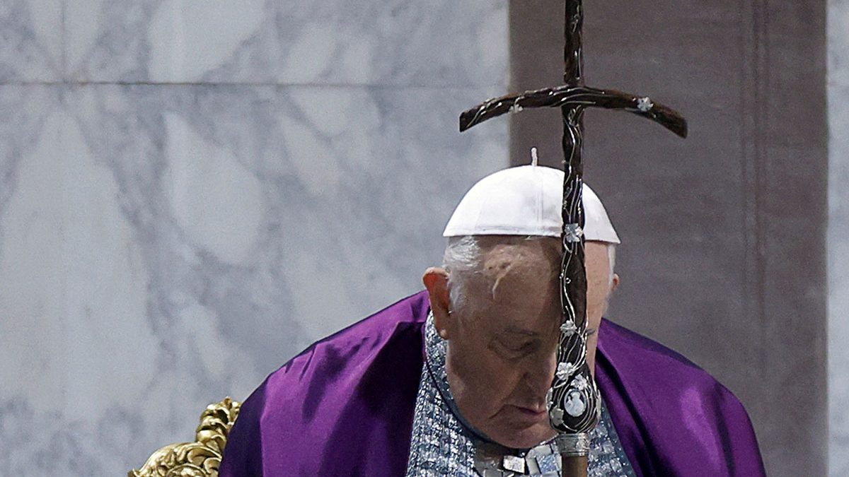 Papa Francisco pide ayuda para leer discurso debido a una bronquitis