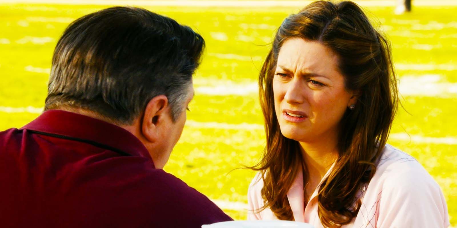 Lance Barber como George Cooper Sr. y Zoe Perry como Mary Cooper en el episodio 4 de la temporada 7 de Young Sheldon