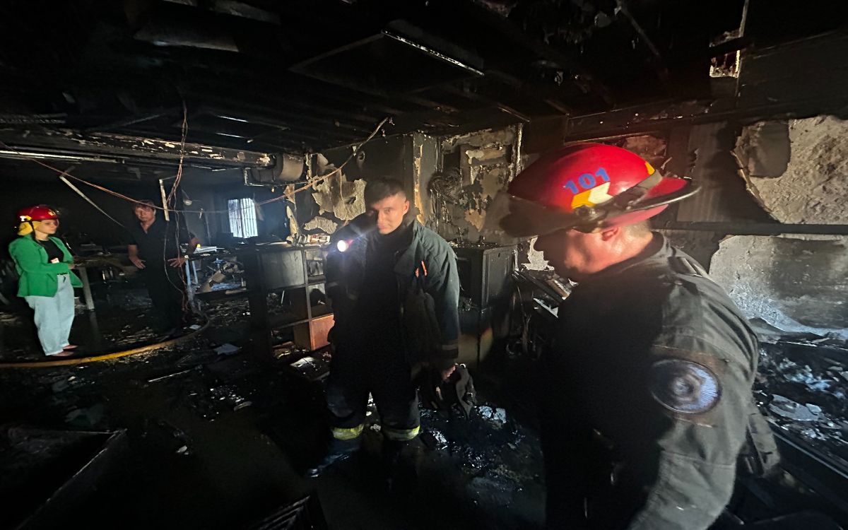 Reportan ‘destrucción total’ tras incendio en Revista Anfibia de Argentina