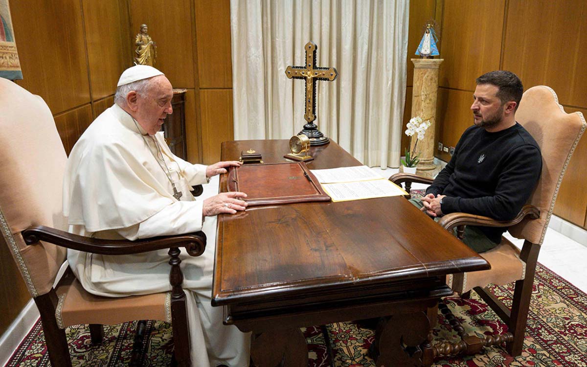 Rusia es 'quien debe parar para que acabe la guerra', responde Zelenski al papa Francisco