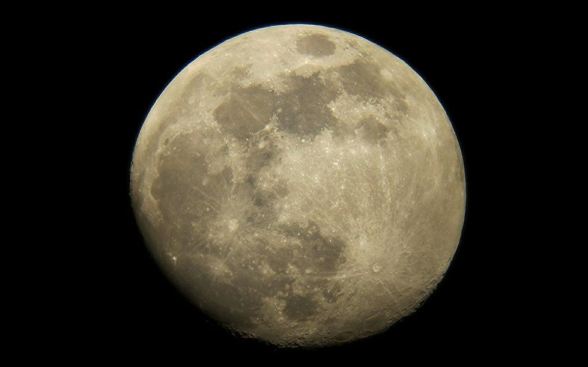 Rusia y China estudian instalar una central nuclear en la Luna