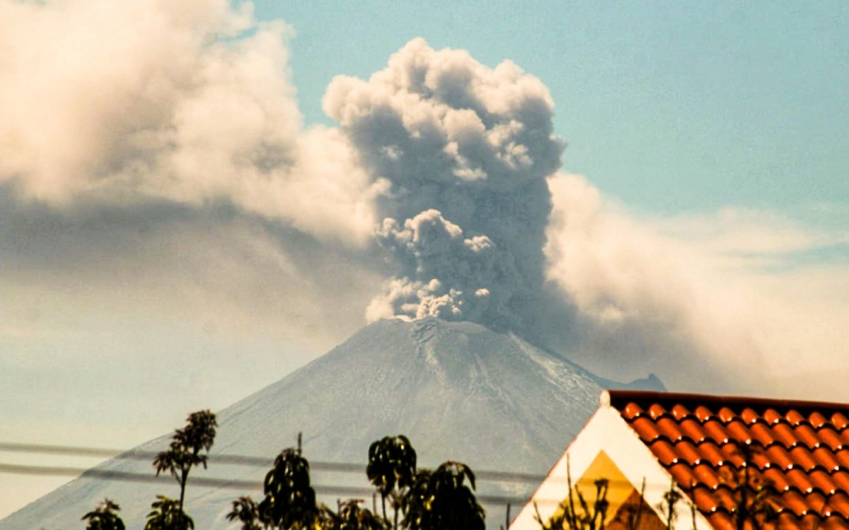 Suspenden operaciones de aeropuerto de Puebla por ceniza de Popocatépetl