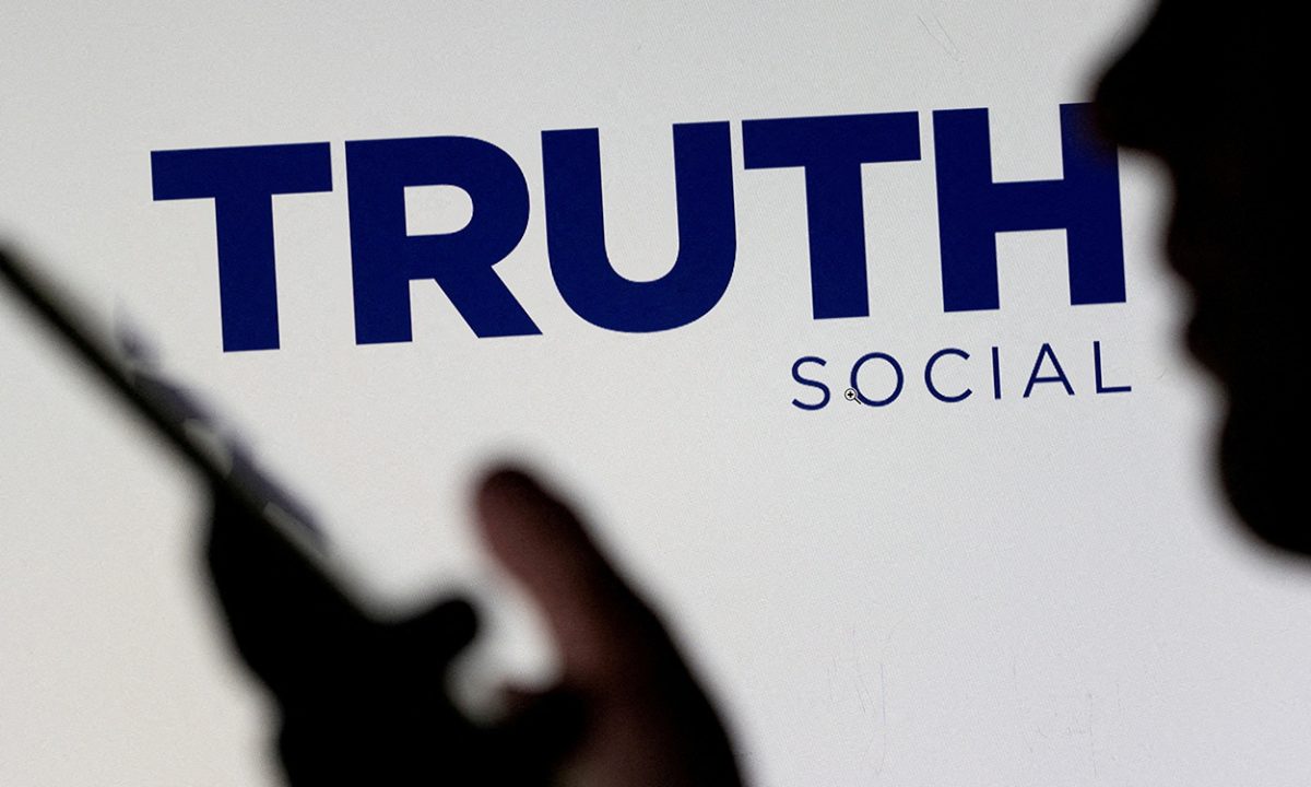 'Truth Social' de Donald Trump se dispara un 54 % en su primer día en bolsa