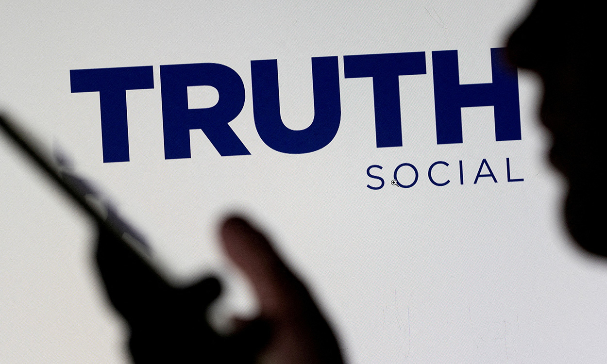'Truth Social' de Donald Trump se dispara un 54 % en su primer día en bolsa