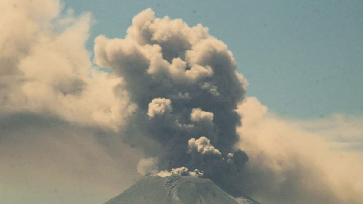 Volcán Popocatépetl obliga a suspender operaciones en aeropuerto de Puebla otra vez