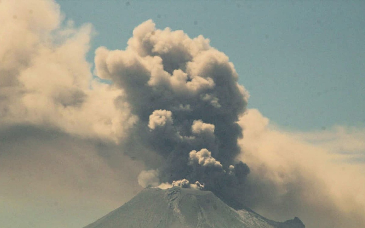 Volcán Popocatépetl obliga a suspender operaciones en aeropuerto de Puebla otra vez