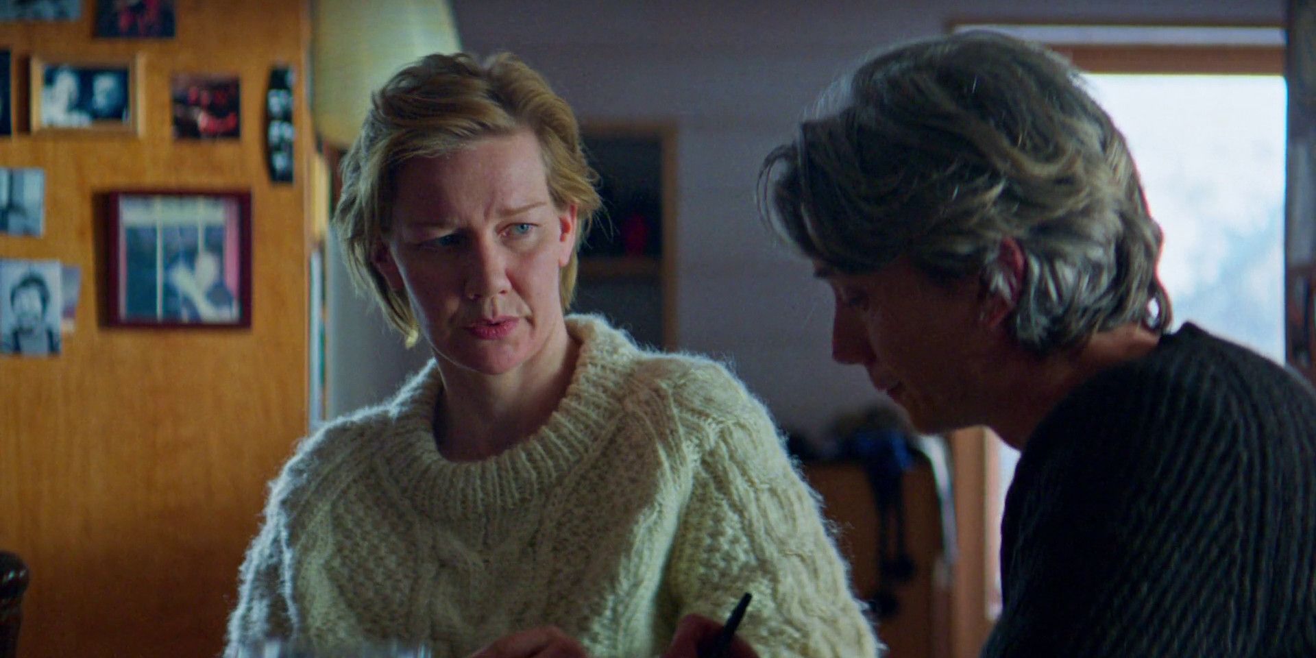 Sandra Huller Vincent sentada y hablando en Anatomía de una caída