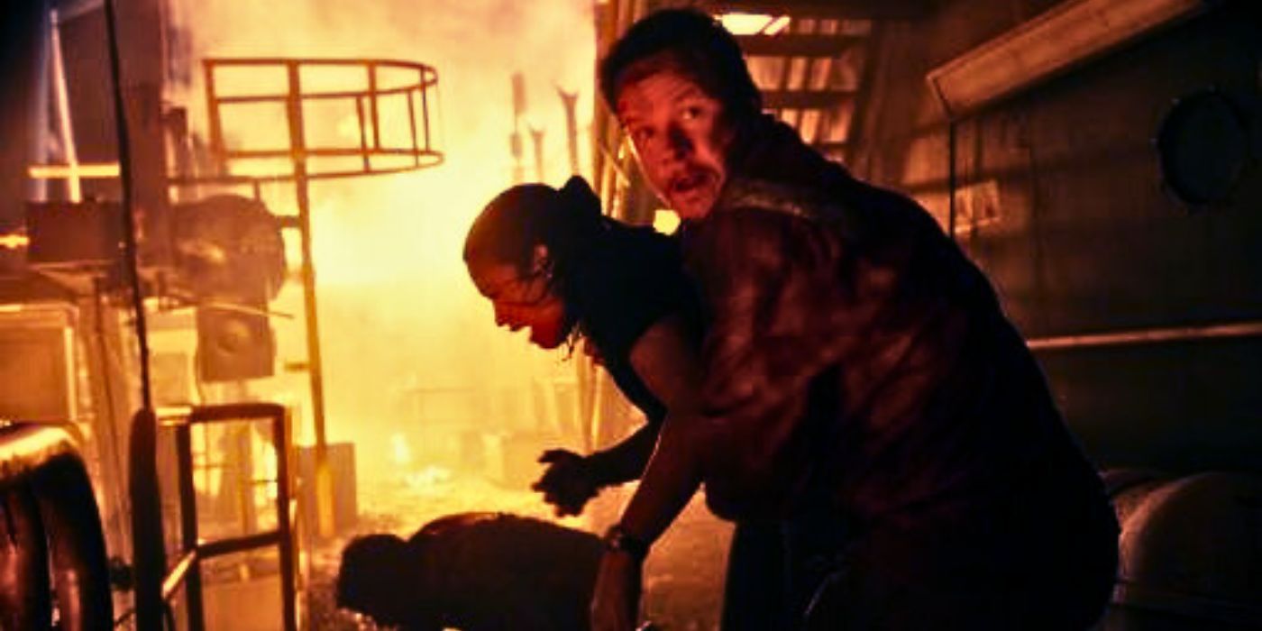 Mark Wahlberg sosteniendo a Gina Rodríguez en Deepwater Horizon