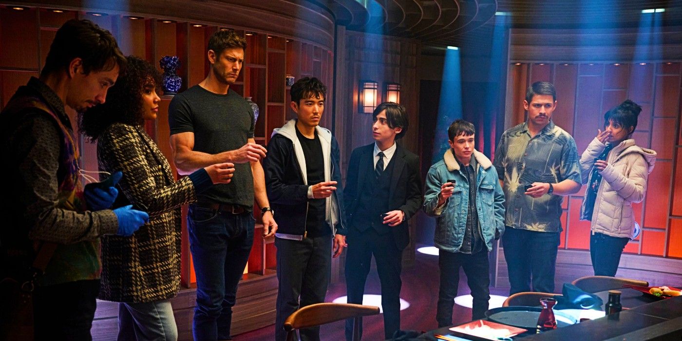 Los hermanos Hargreeves parados en fila, cada uno con una mano en alto como si sostuviera una taza, en la temporada 4 de The Umbrella Academy.