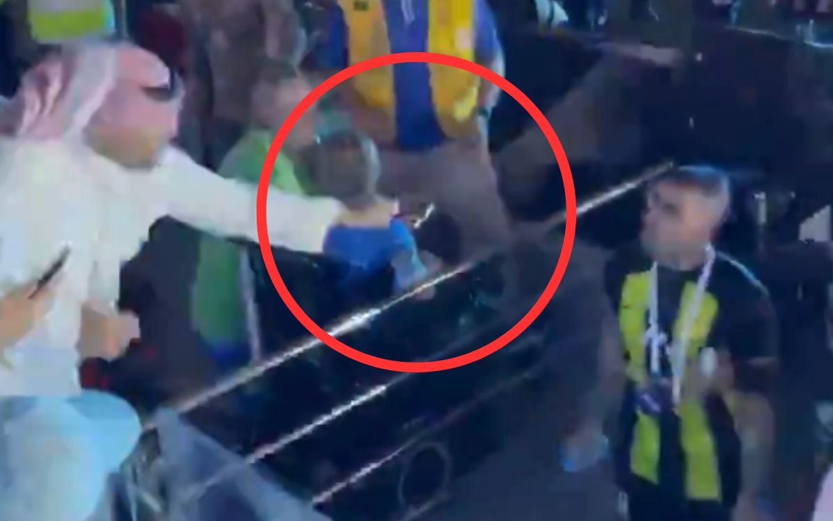 A ‘latigazos’ aficionado saudí increpa a futbolista en el estadio | Video