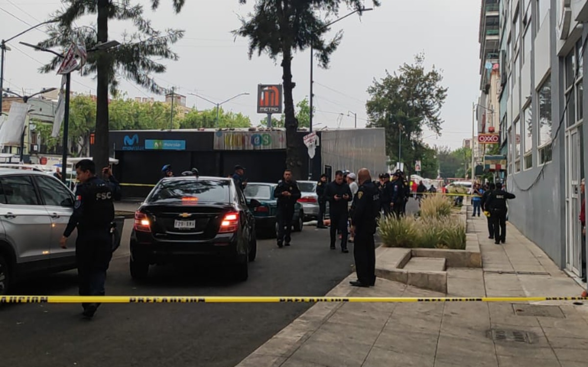 Apuñalan y matan a joven afuera del Metro Revolución