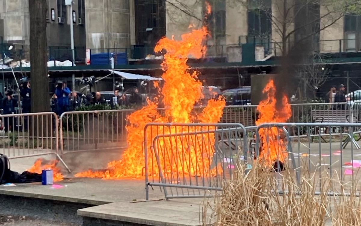 Fallece hombre que se prendió en fuego frente a Corte NY y advertía 'golpe fascista apocalíptico'