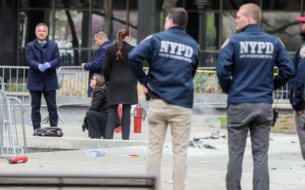 Hombre se prende en fuego frente a Corte de NY donde Trump será juzgado | Video