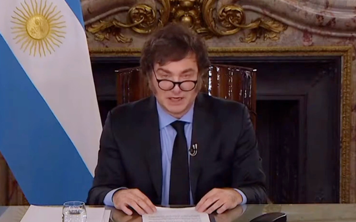 Milei presume su primer superávit y lo atribuye a la ‘motosierra’