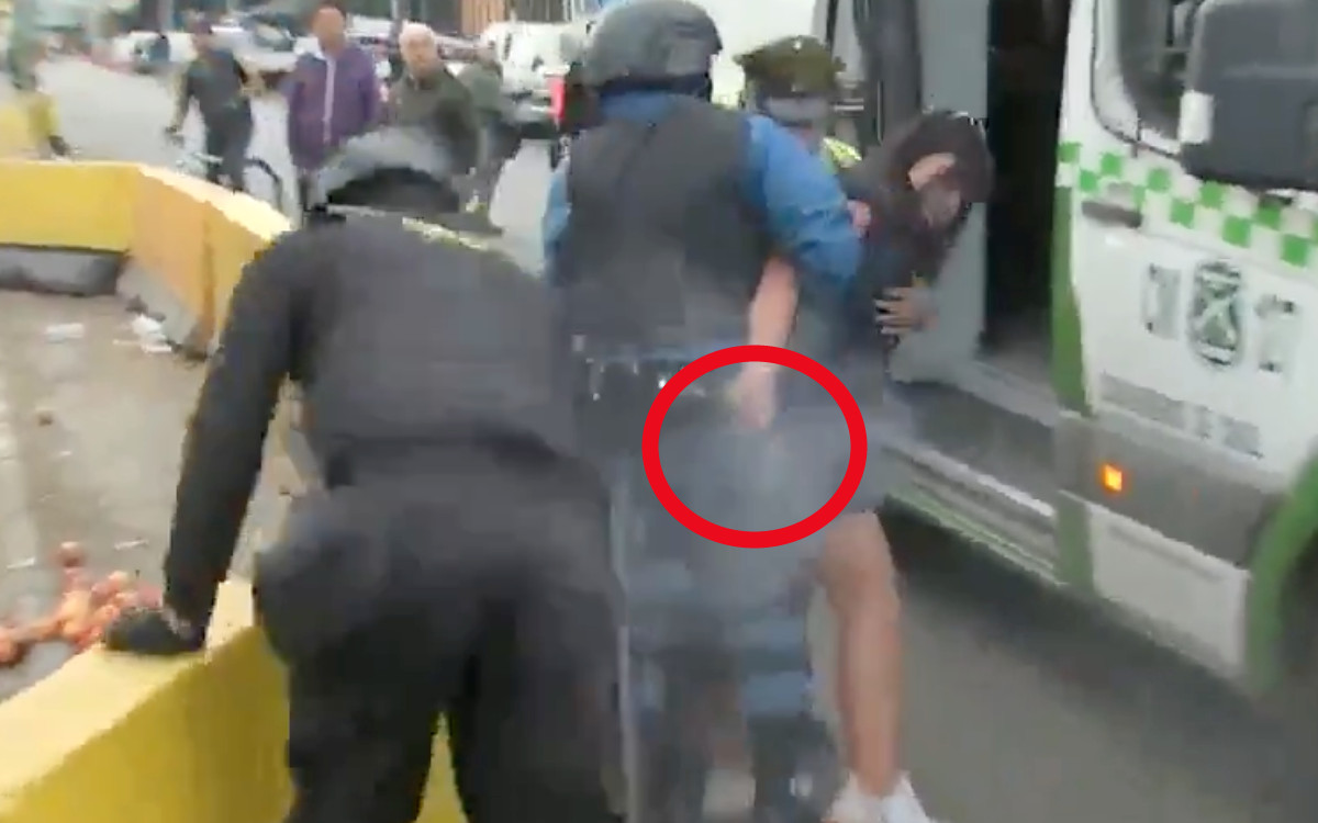 Mujer arrebata pistola a policía y dispara contra guardia | Video