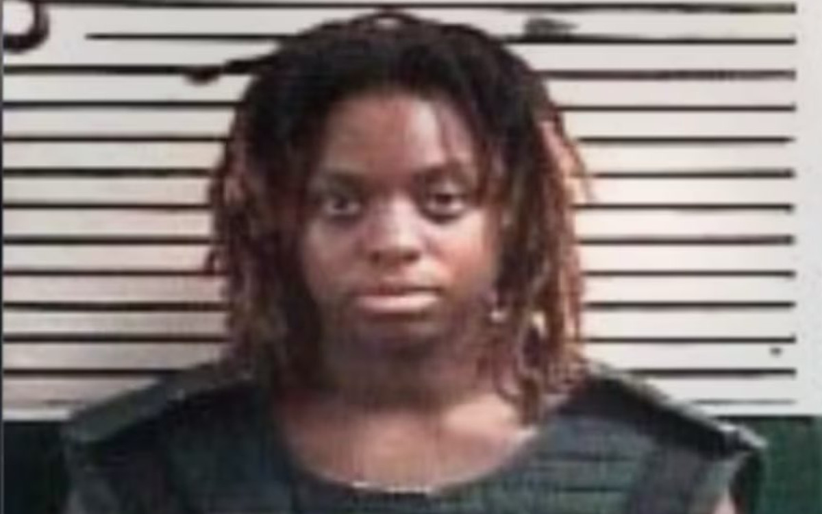 Mujer dispara a dos conductores; ataque fue ‘dirigido por Dios debido al eclipse’, dice